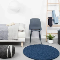 Tapis à boules de feutre bleu foncé 250 cm Alva - myfelt