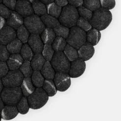 Tapis à boules de feutre effet pierre foncé 300 cm Kurt - myfelt