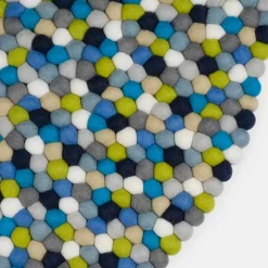 Tapis à boules de feutre multicolore bleu et vert 120 cm Fritz - myfelt