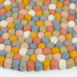 Tapis à boules de feutre multicolore clair 160 cm Liese - myfelt