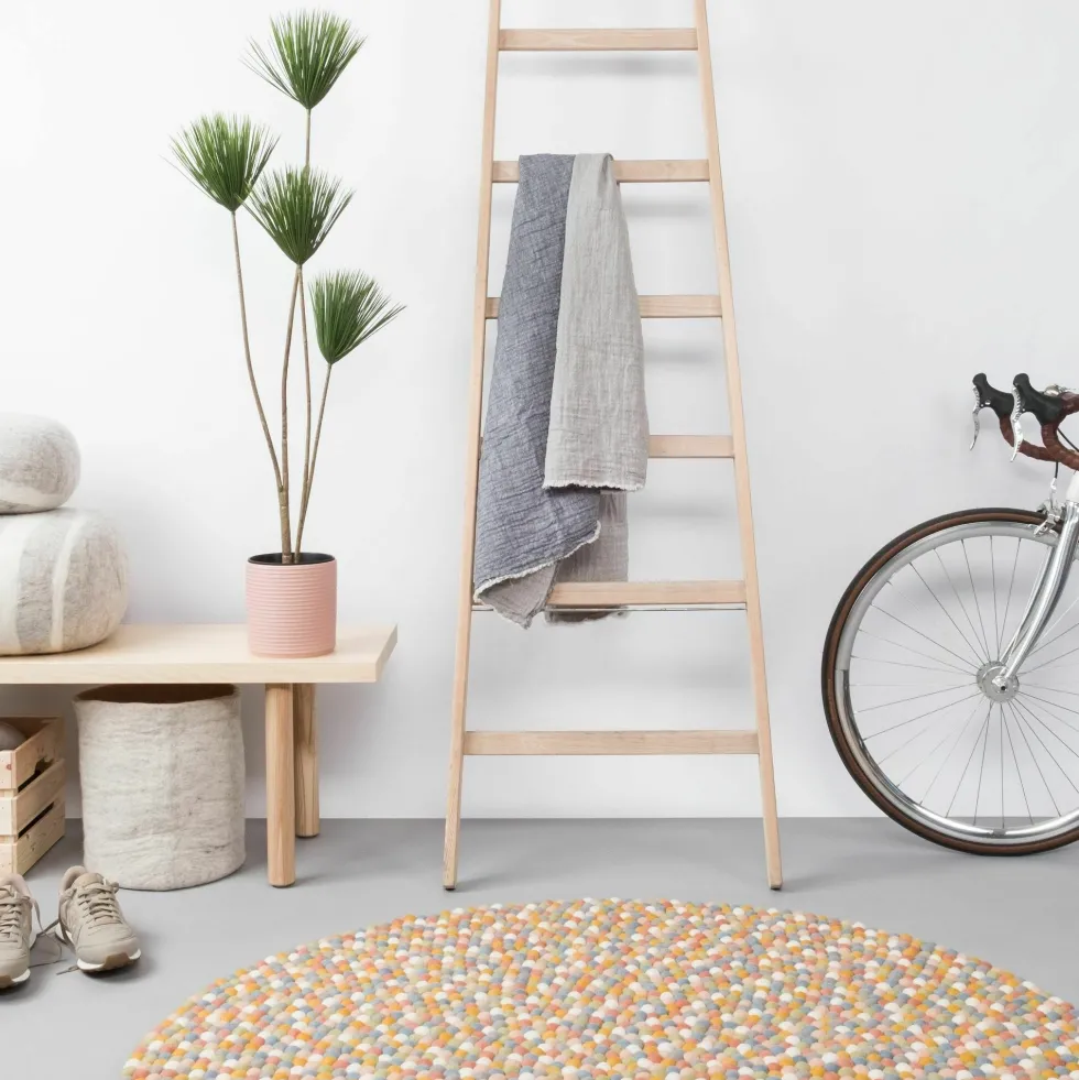 Tapis à boules de feutre multicolore clair 160 cm Liese - myfelt