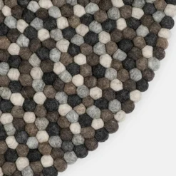 Tapis à boules de feutre multicolore naturel foncé 50 cm Néla - myfelt