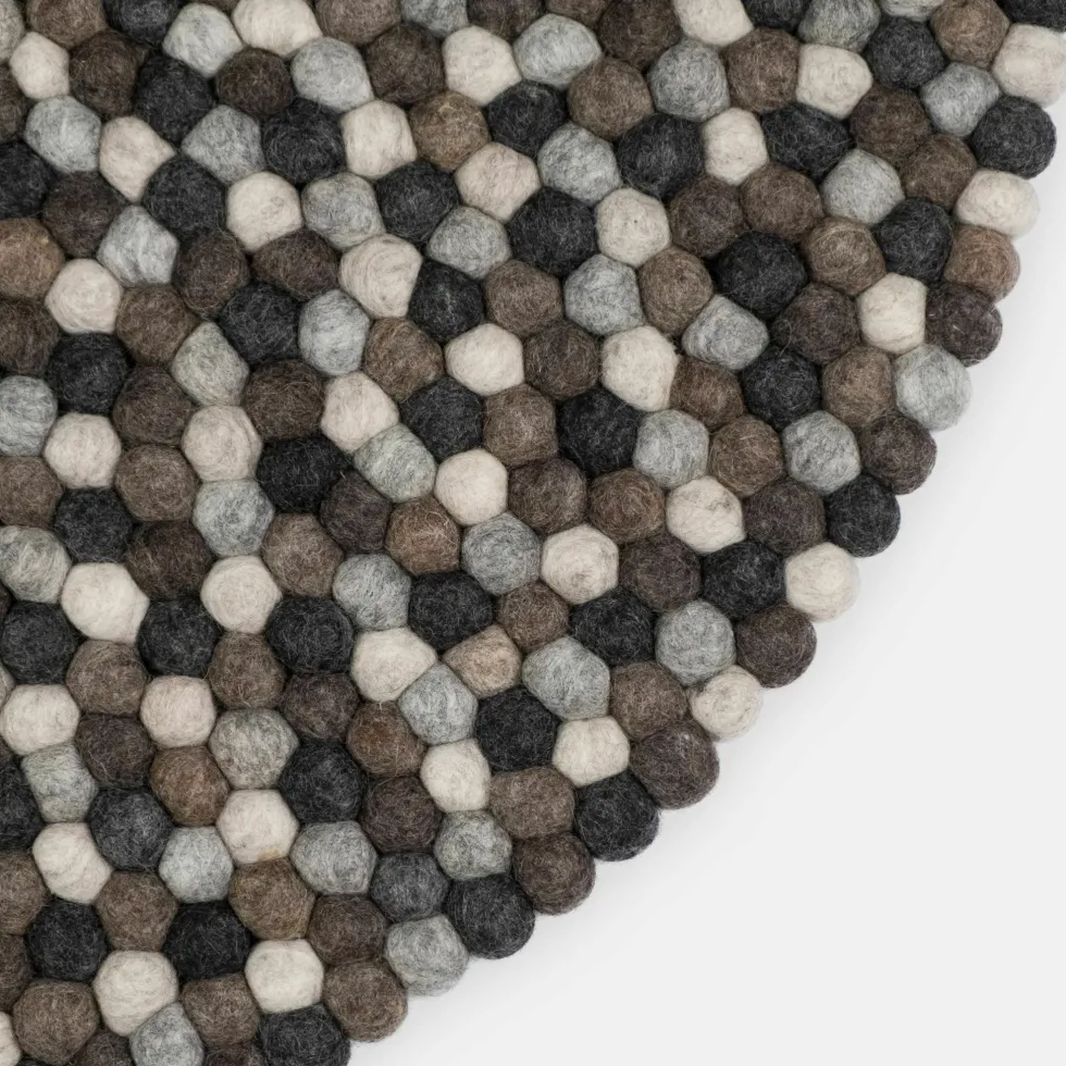 Tapis à boules de feutre multicolore naturel foncé 50 cm Néla - myfelt