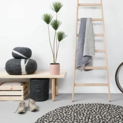 Tapis à boules de feutre multicolore naturel foncé 50 cm Néla - myfelt