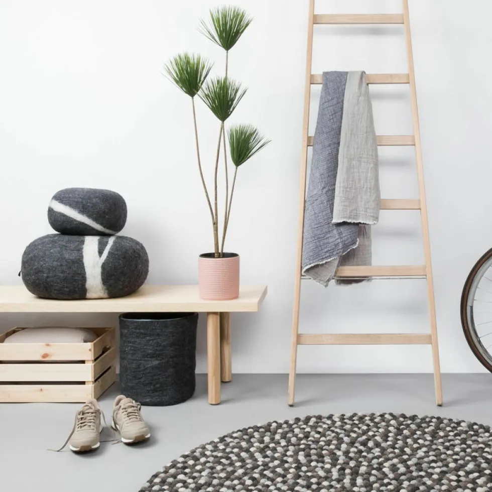 Tapis à boules de feutre multicolore naturel foncé 50 cm Néla - myfelt
