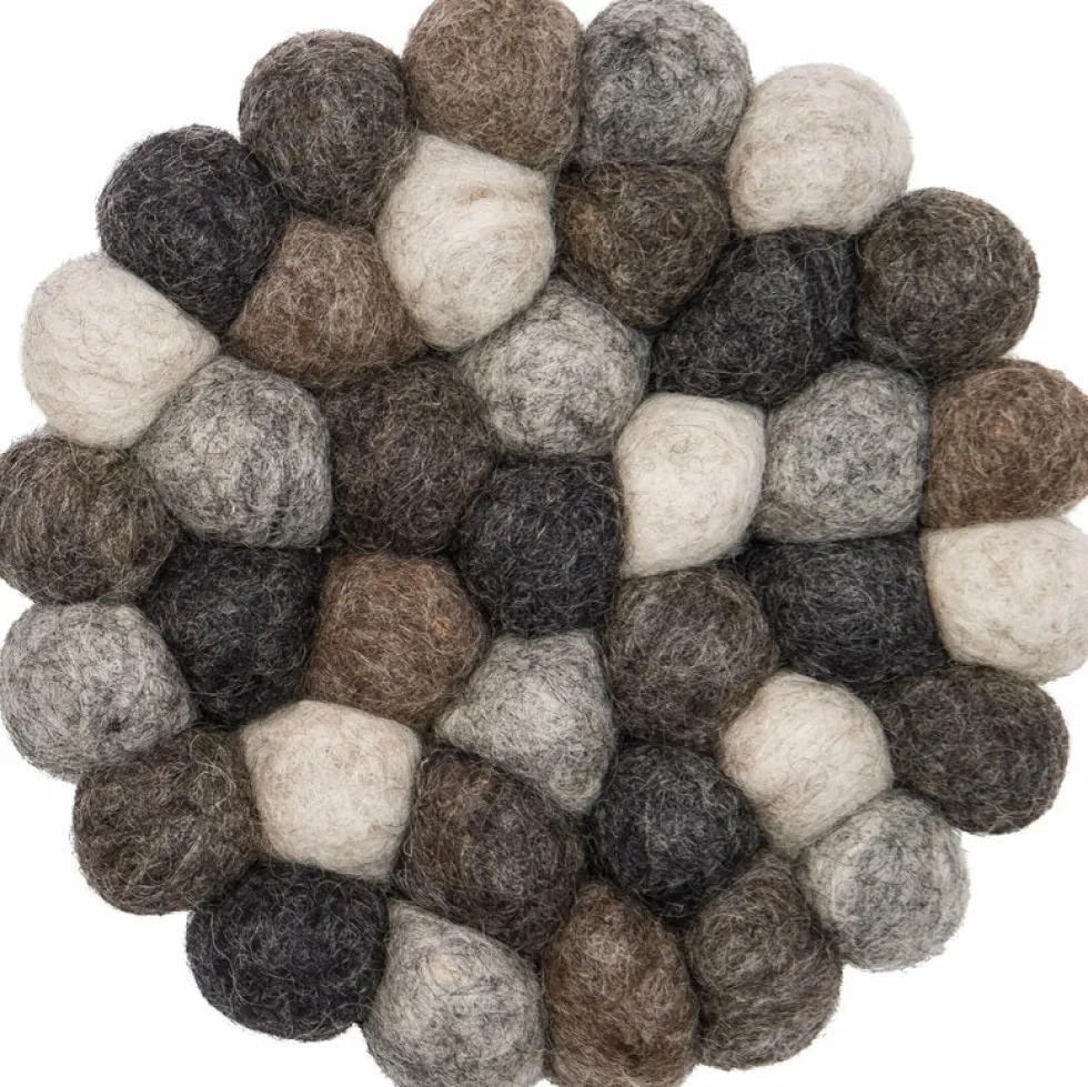 Tapis à boules de feutre multicolore naturel foncé 50 cm Néla - myfelt