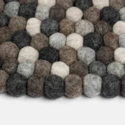 Tapis à boules de feutre multicolore naturel foncé 50 cm Néla - myfelt