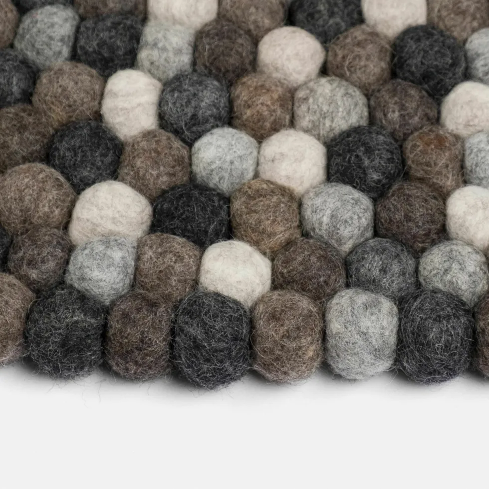 Tapis à boules de feutre multicolore naturel foncé 50 cm Néla - myfelt