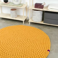 Tapis à boules de feutre ocre 50 cm Big One - myfelt