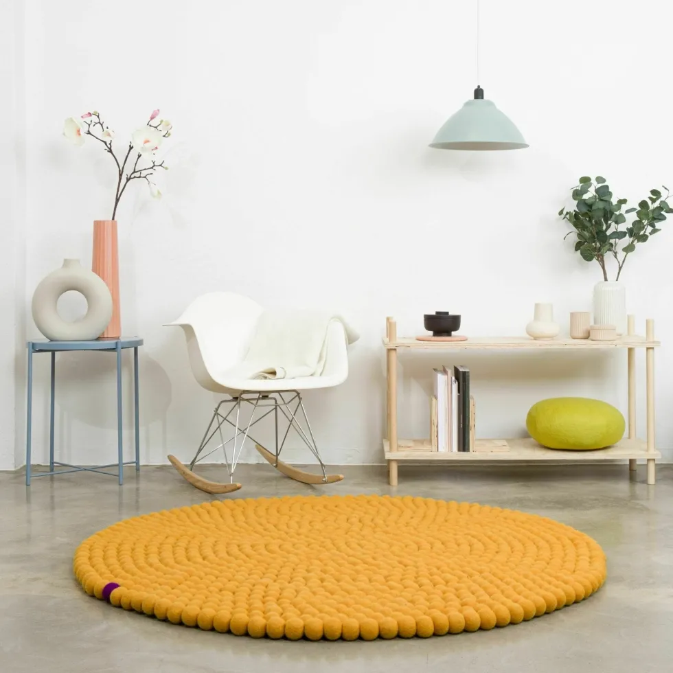 Tapis à boules de feutre ocre 50 cm Big One - myfelt