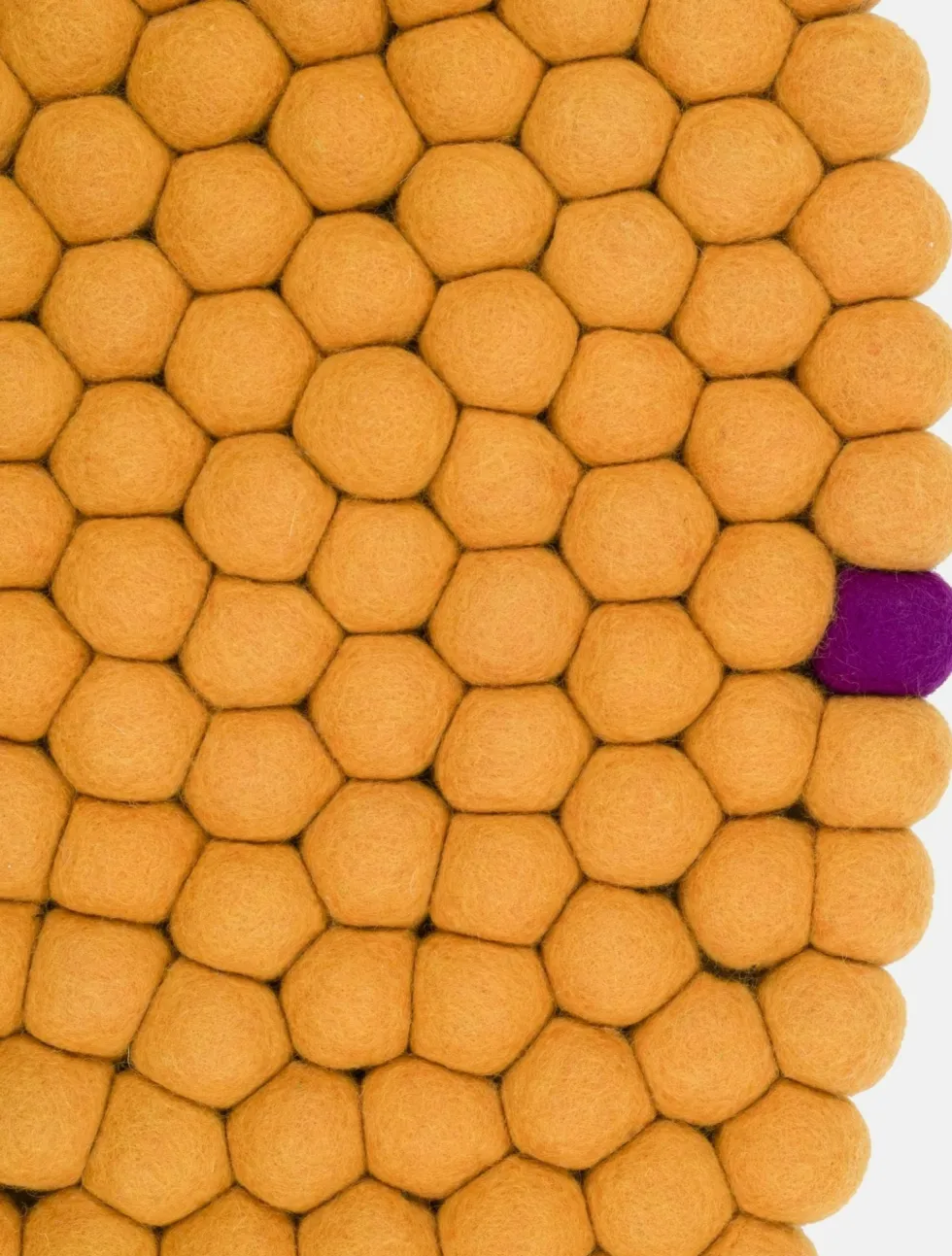 Tapis à boules de feutre ocre 50 cm Big One - myfelt