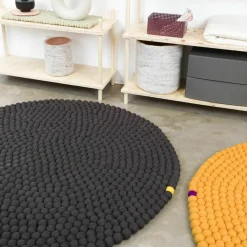 Tapis à boules de feutre ocre 250 cm Big One - myfelt