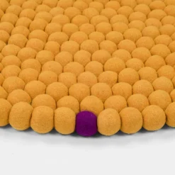 Tapis à boules de feutre ocre 250 cm Big One - myfelt