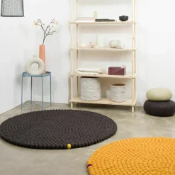 Tapis à boules de feutre ocre 250 cm Big One - myfelt