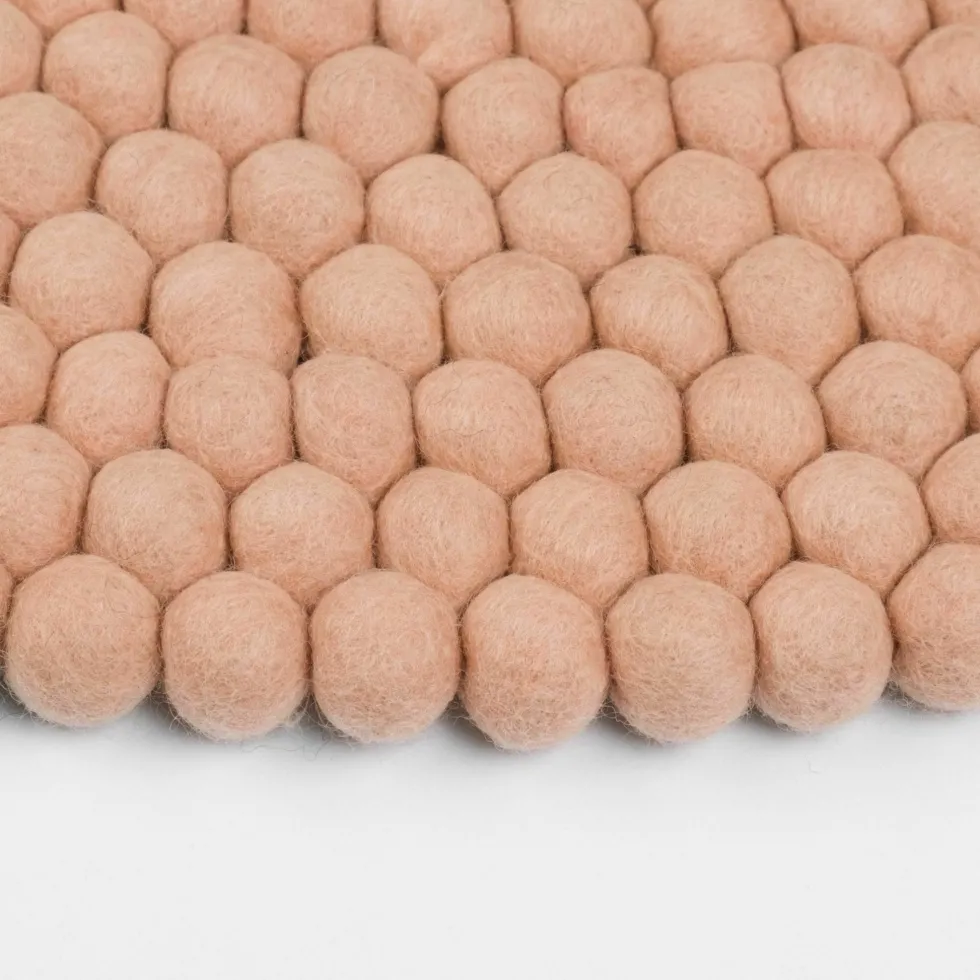 Tapis à boules de feutre rose 200 cm Merle - myfelt