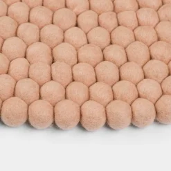 Tapis à boules de feutre rose 300 cm Merle - myfelt