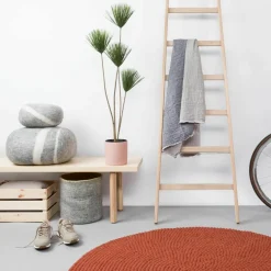 Tapis à boules de feutre rouge brique 70 cm Lora - myfelt