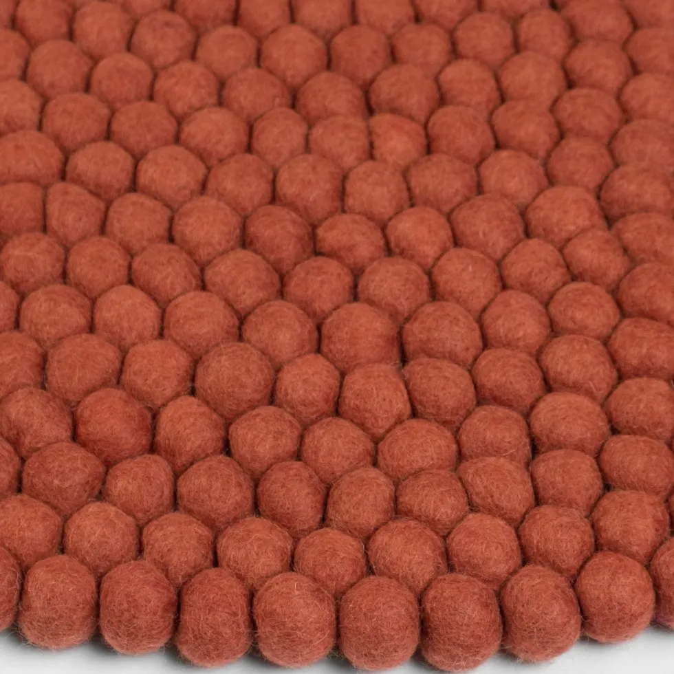 Tapis à boules de feutre rouge brique 70 cm Lora - myfelt