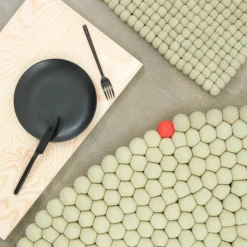 Tapis à boules de feutre vert-beige 70 cm Big One - myfelt