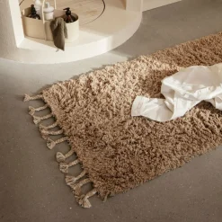 Tapis de bain à poils longs beige en coton 70 x 50 cm Amass - Ferm Living