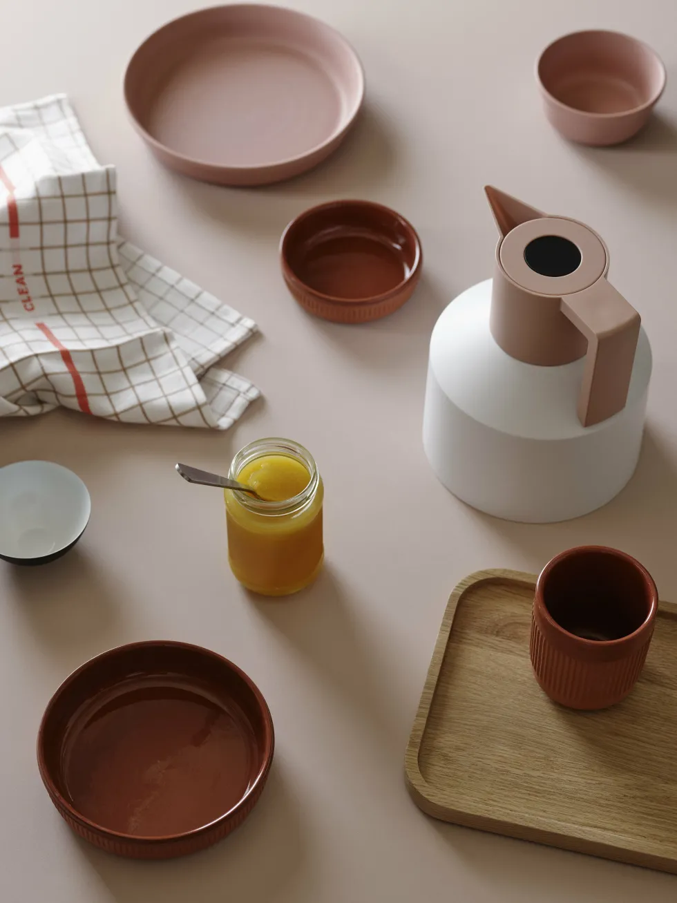 Thermos en plastique blanche et dorée 1L Geo Vacuum - Normann Copenhagen