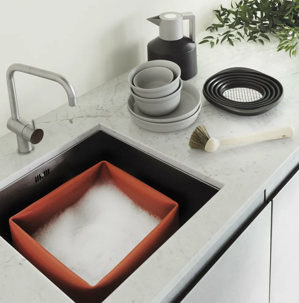 Thermos en plastique blanche et dorée 1L Geo Vacuum - Normann Copenhagen