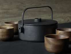 Théière en fonte noir et 4 tasses à thé en bois Collage - Serax