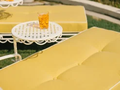 Transat de jardin en métal blanc antique et coussin en tissu jaune Rivie Mimosa The Al Fresco - Business & Pleasure