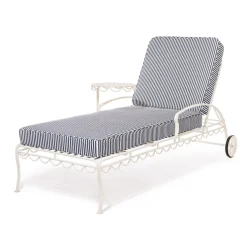 Transat de jardin en métal blanc antique et coussin en tissu rayé bleu marine Lauren The Al Fresco - Business & Pleasure
