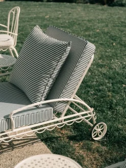 Transat de jardin en métal blanc antique et coussin en tissu rayé bleu marine Lauren The Al Fresco - Business & Pleasure