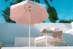Transat de jardin en métal blanc antique et coussin en tissu rose Rivie Pink The Al Fresco - Business & Pleasure
