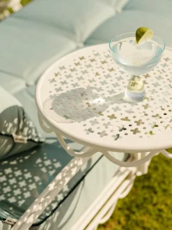Transat de jardin en métal blanc antique et coussin en tissu vert Rivie Green The Al Fresco - Business & Pleasure