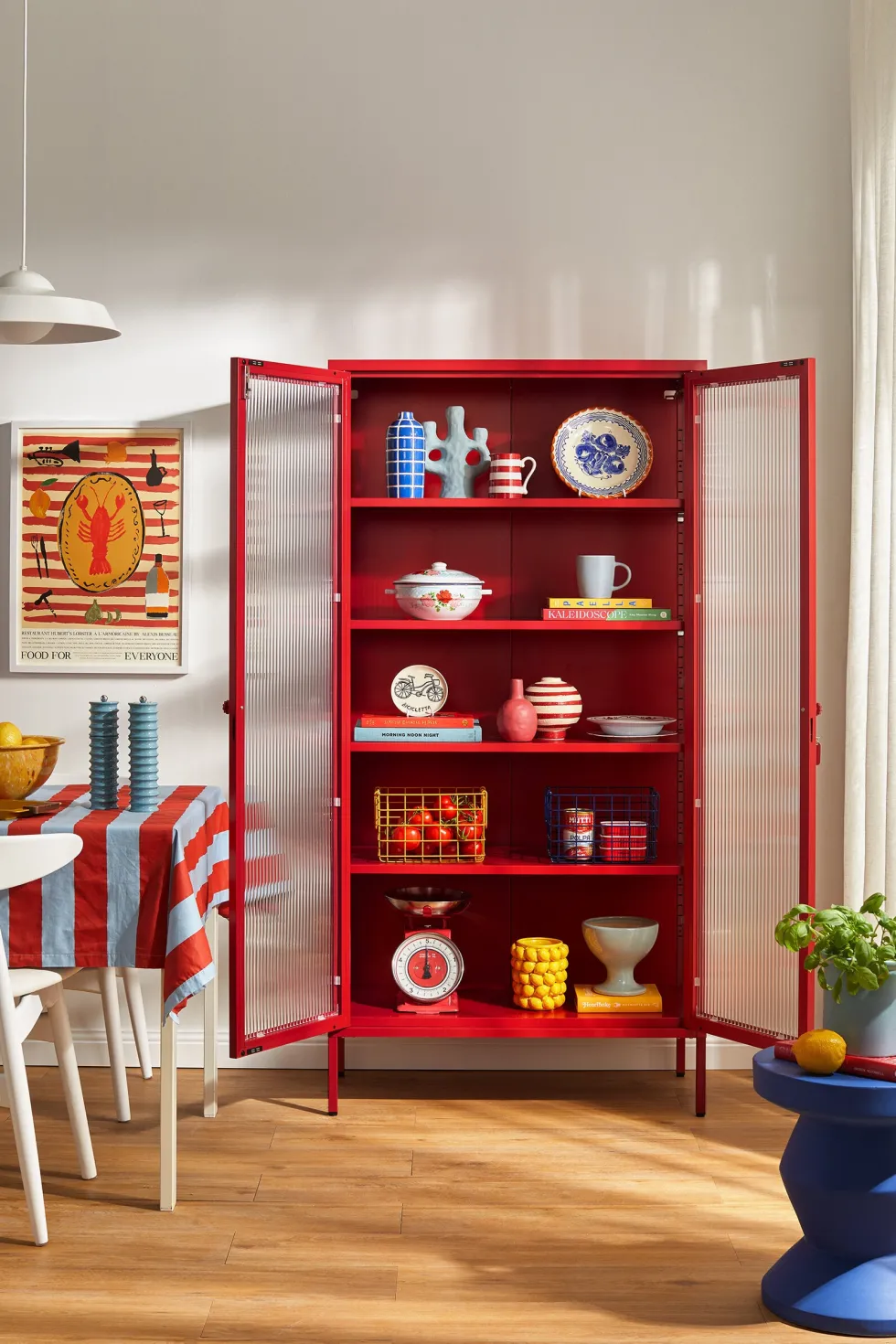 Vaisselier en acier rouge coquelicot et verre cannelé 85x40x170cm The Collector - Mustard Made
