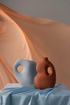 Vase bleu poudré Aura I - Schneid Studio