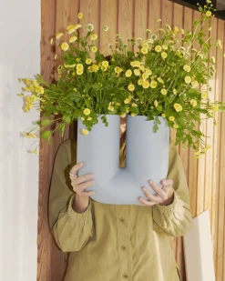Vase en porcelaine bleu Kink - Muuto