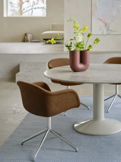 Vase en porcelaine rouge profond Kink - Muuto
