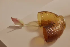 Vase en verre ambre 19 cm Arura - AYTM