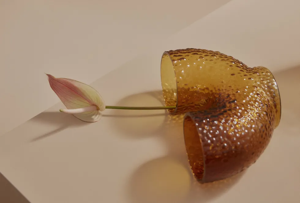 Vase en verre ambre 19 cm Arura - AYTM