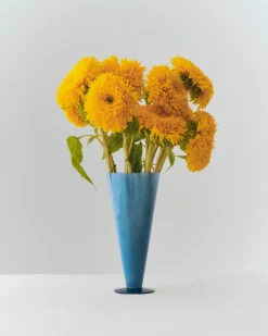 Vase en verre bleu pétrol et bleu foncé Conical - HAY