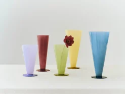 Vase en verre bleu pétrol et bleu foncé Conical - HAY