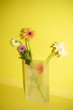 Vase en verre soufflé of-white 35cm Ridge - Muuto