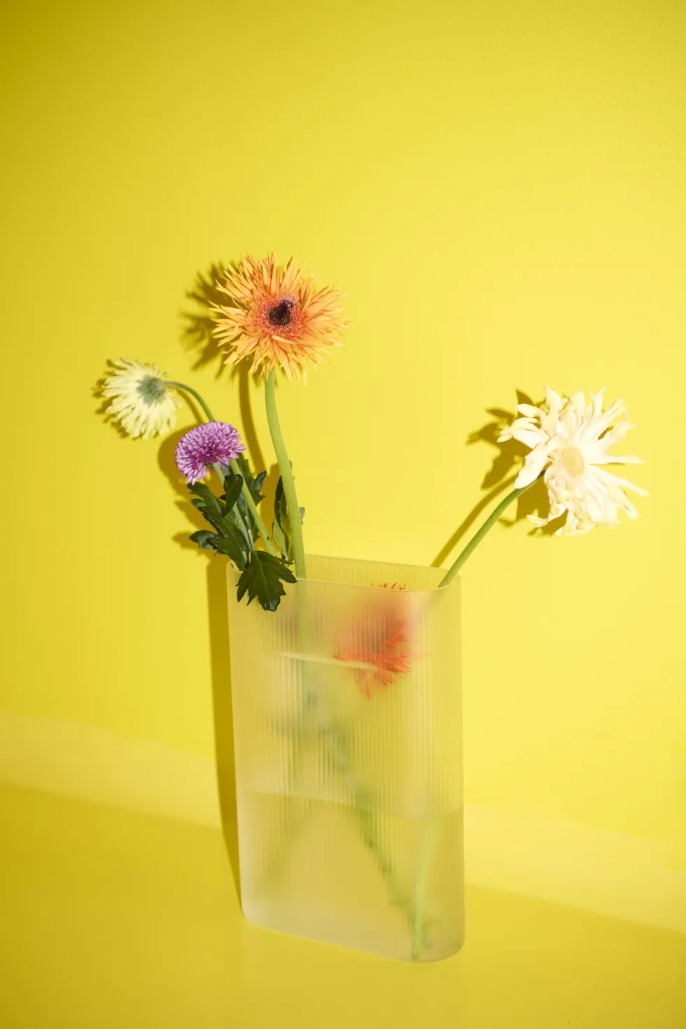 Vase en verre soufflé of-white 35cm Ridge - Muuto
