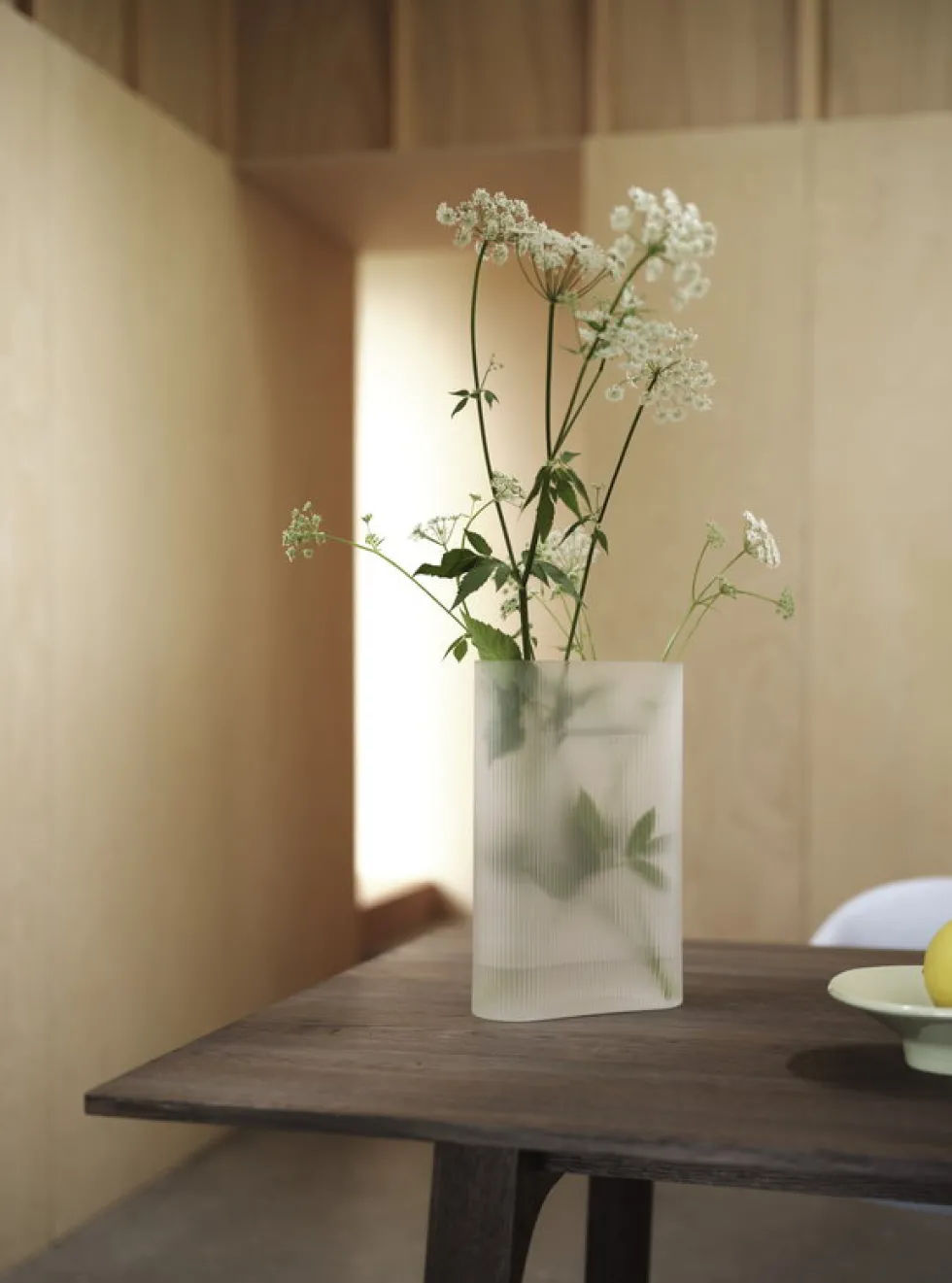 Vase en verre soufflé of-white 35cm Ridge - Muuto