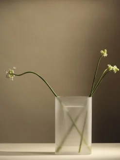 Vase en verre soufflé of-white 35cm Ridge - Muuto