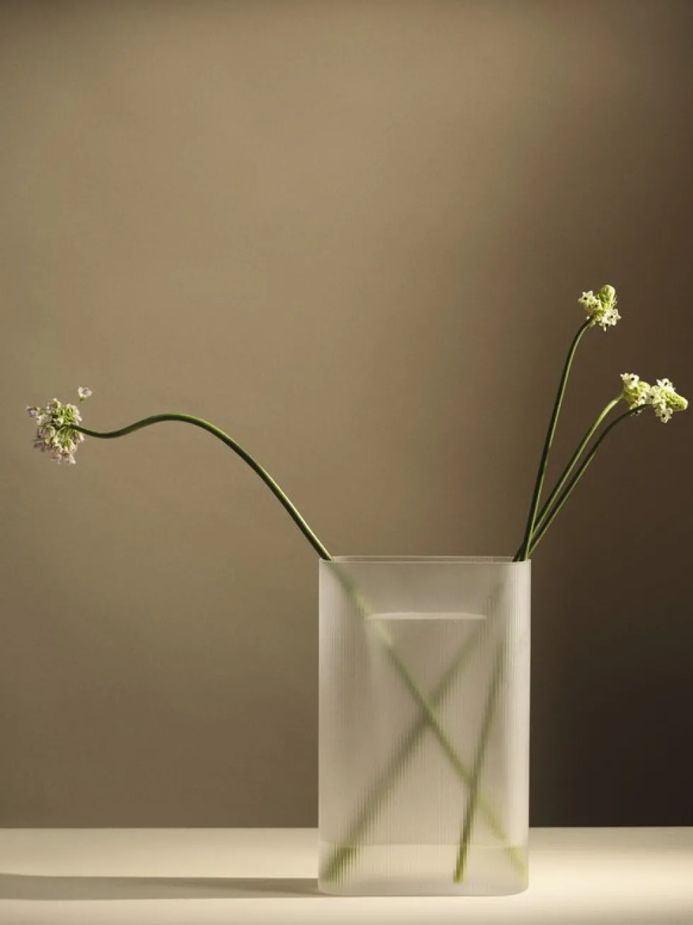 Vase en verre soufflé of-white 35cm Ridge - Muuto