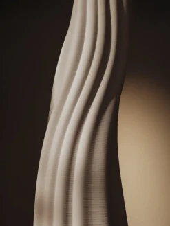 Vase organique en grès off-white 19,5x70cm Rylith - Ferm Living