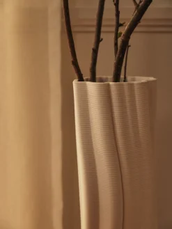 Vase organique en grès off-white 19,5x70cm Rylith - Ferm Living