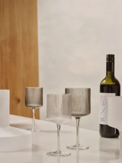 2 verres à vin blanc en verre gris fumé 7,2x16,8cm Ripple - Ferm Living