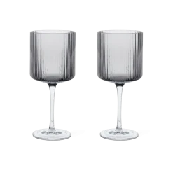 2 verres à vin rouge en verre gris fumé 7,9x18,2cm Ripple - Ferm Living