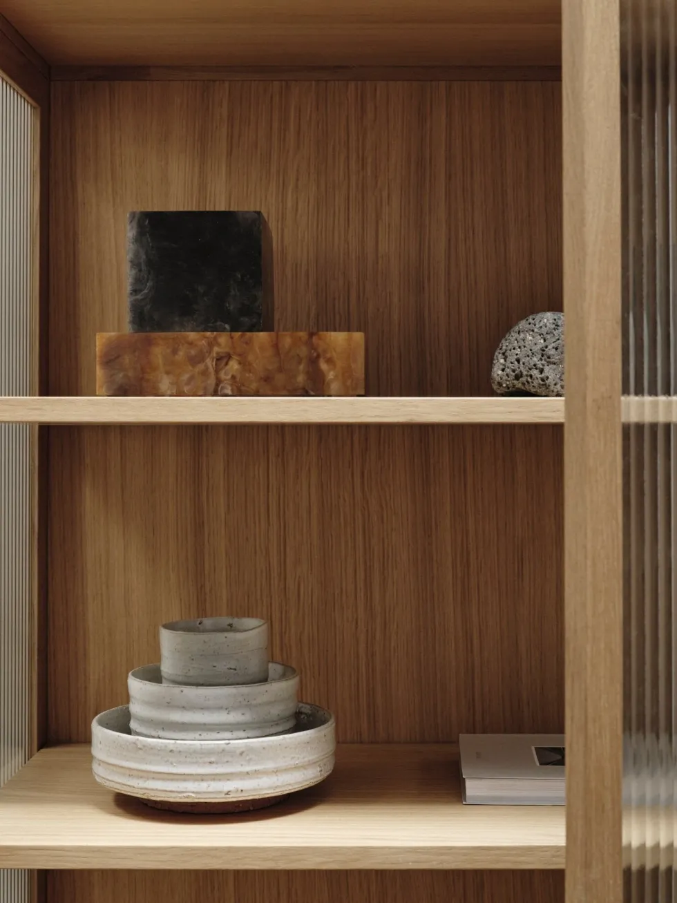 Vitrine en chêne et verre texturé 155cm Reed - Ferm Living